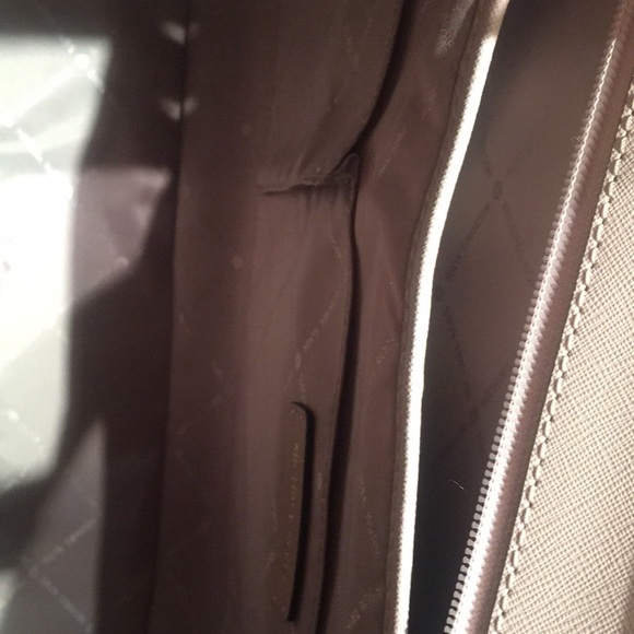 Blush Pink Micheal Kors Bag - Picture 5 of 8